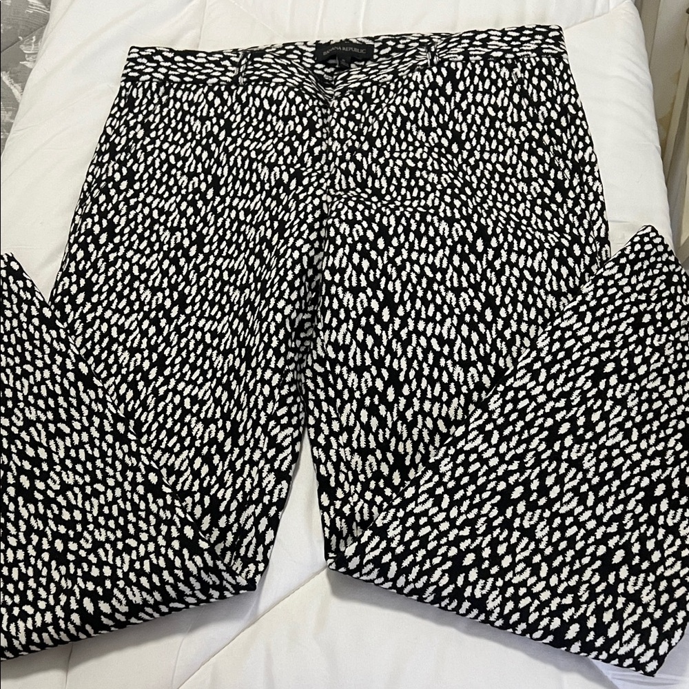 Banana Republic Black & White Patterned Straight Leg Pants - size 8